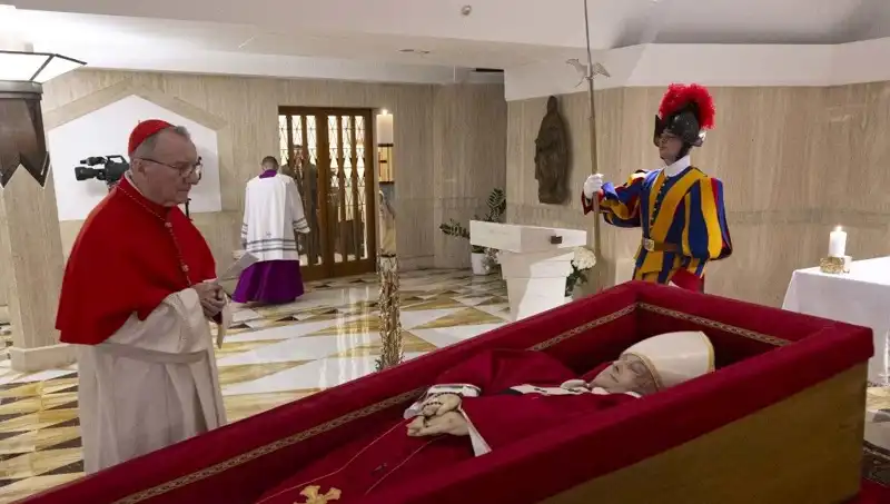 Papa'nın Tabutundaki Şok Etkisi Yaratan Fotoğraflar Ortaya Çıktı