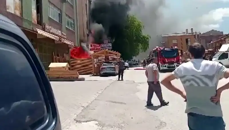 Ankara'da Korkutan Yangın: İş Yerlerinde Büyük Hasar Oluştu
