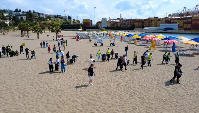Plajlarda Nefes Kesen Temizlik: Doğaya Saygı İçin Bir Araya Geldiler