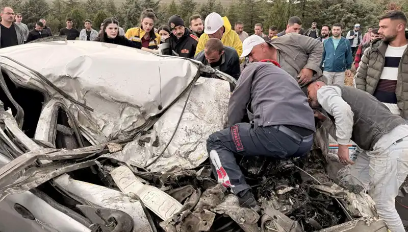 TIR ile Çarpışan Araç Kağıt Gibi Ezildi: Olayın Ayrıntıları