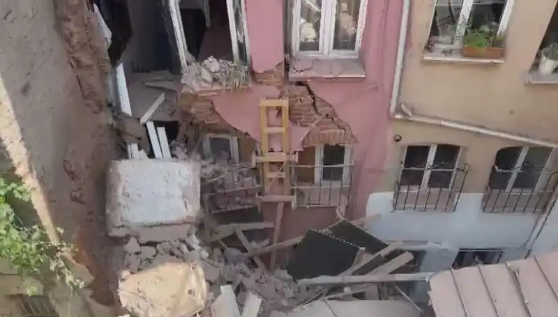 İstanbul’da Üç Katlı Bina Balkonunda Korkutan Çökme: Olayın Detayları