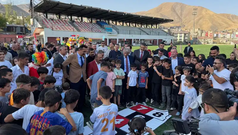 Hakkari'de Rengarenk Anadolu Şenliği Coşkuyla Başladı!