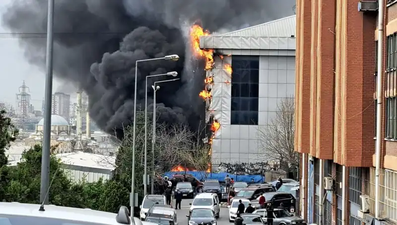 Başakşehir Sanayi Sitesi’nde Korkunç Yangın: İtfaiye Ekipleri Olay Yerinde