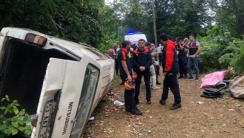 Rize’de Minibüs Yamaçtan Yuvarlandı: Feci Kaza Sonucu İki Ölü, Üç Yaralı