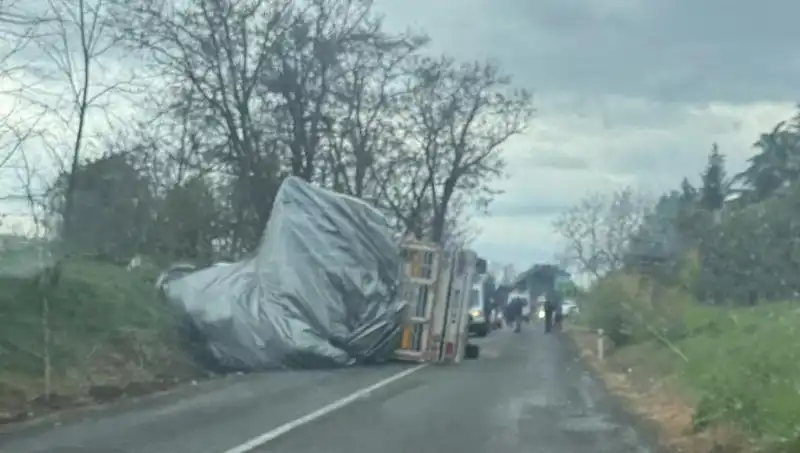 Tekirdağ'da Devrilen TIR'da Saman Yükü Ortalığı Salladı: 1 Yaralı