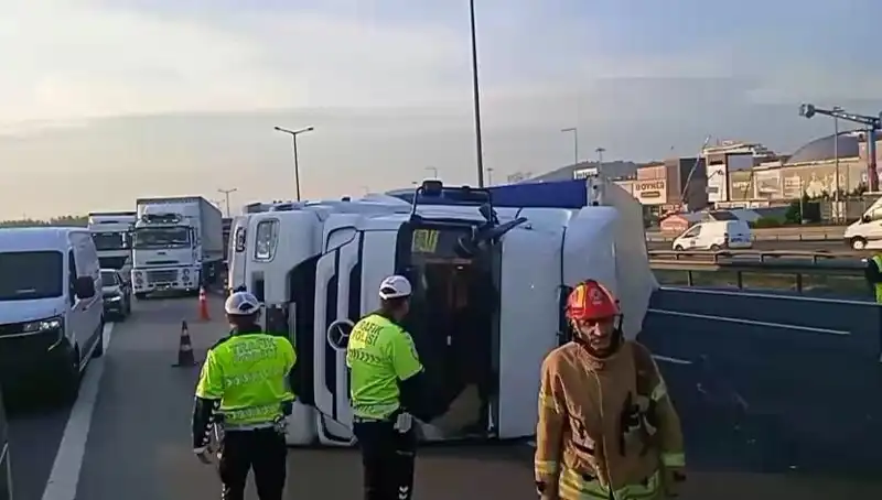Pendik TEM Otoyolu’nda Devrilen TIR Trafiği Felç Etti: İstanbul Yolunda Yoğunluk Başlıyor