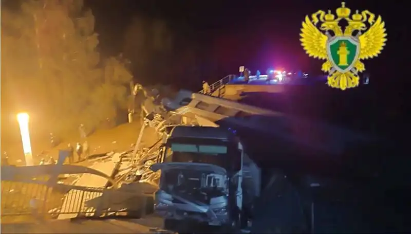 Rusya'da Şok Edici Olay: Tren Üzerine Çöken Köprüde Can Kayıpları