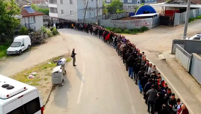 Bursa'da Bayram Yolu: 1 Kilometrelik Geleneksel Bayramlaşma Kuyruğu
