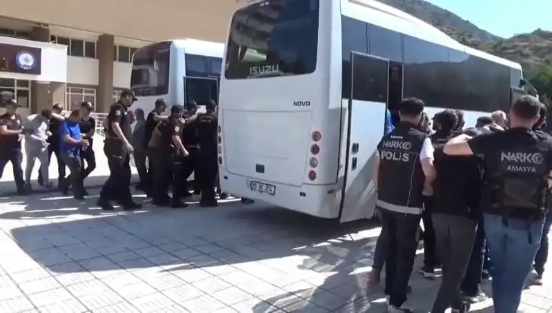 Amasya'da Uyuşturucu Operasyonu: 13 Kişi Tutuklandı, Sokaklar Güvende!