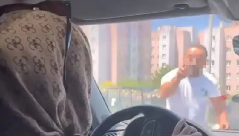 Aracın Önünü Kesti, Yumrukla Olay Çıkardı: Trafikteki Dehşet Anları