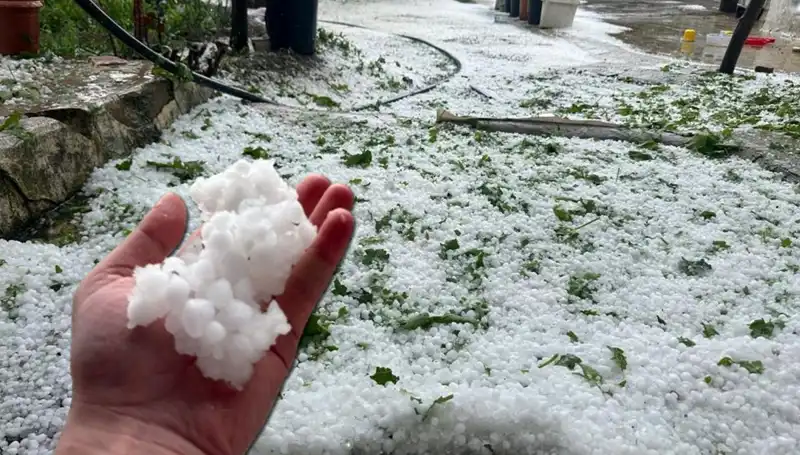 Haziran ayında beklenmeyen dolu yağışı: Beyaz örtü şehri sardı