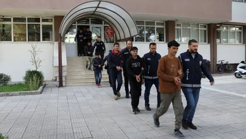 Türkiye’de İki İlde 21 Düzensiz Göçmen Yakalandı: Yeni Gelişmeler Neler?