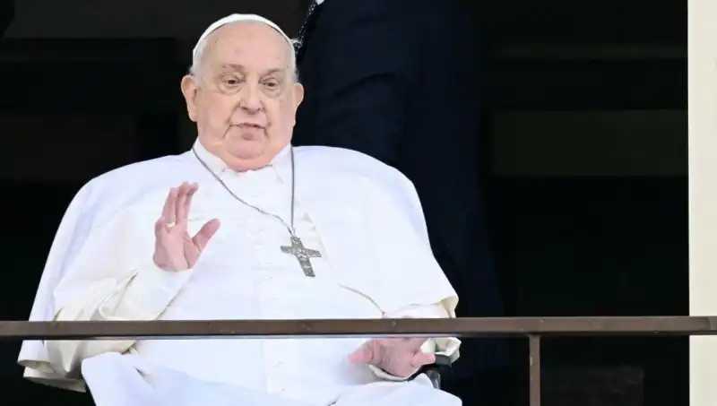 Papa Francis Yüzlerce Gözün Üzerinde, İlk Kez Hastanede Görüntülendi