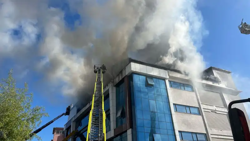 Esenyurt'taki Tekstil Atölyesinde Büyük Yangın: Can ve Mal Kaybı Olmadı