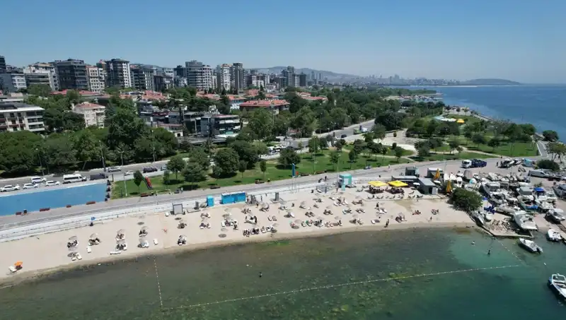 İstanbul'da Kavurucu Sıcaklar: Caddebostan Sahili Birbirine Girdi