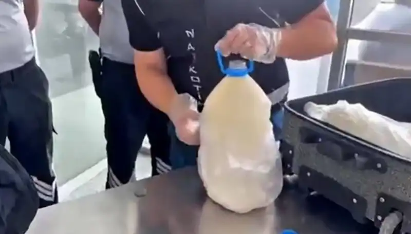 Havalimanında Süt Şişesi İçinde Eşleşen Şok Madde: 12 Kilo 800 Gram