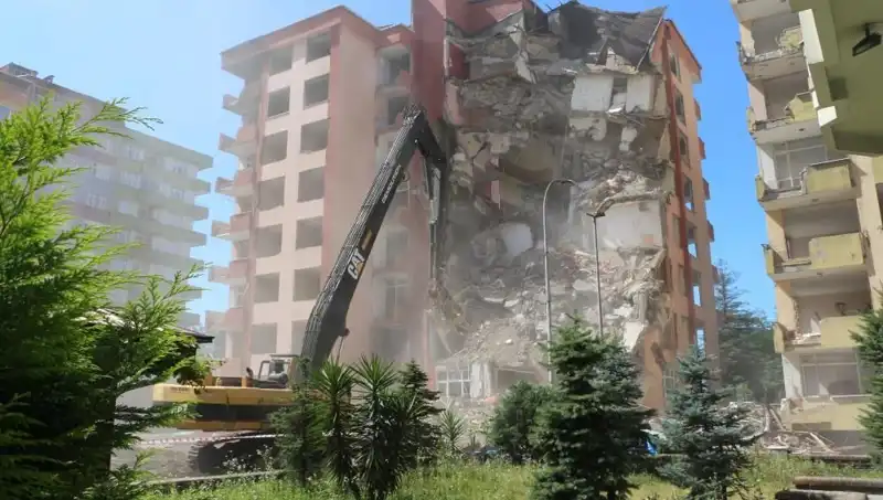 Dalgalar Deprem Gibi Salladı: İki Bina Yıkıma Girdi