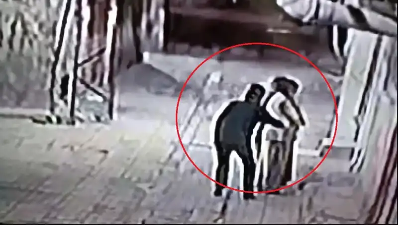 Polisler Pazarcı ve Simitçi Kılığına Girerek Kapkaççılara Şok Operasyon Düzenledi