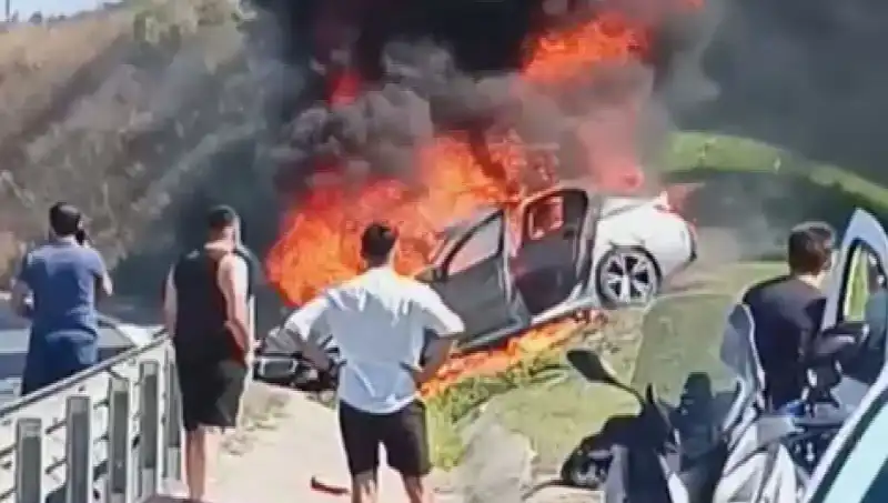 TEM Otoyolu'nda Otomobil Yangını: Görgü Tanıkları Anlatıyor!