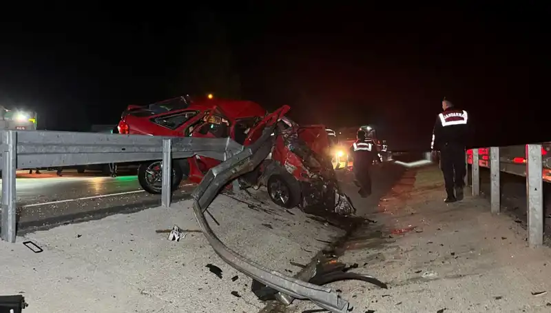 Bariyerlere Çarpan Otomobil Korkunç Bir Kazaya Neden Oldu: 2 Can Gitti