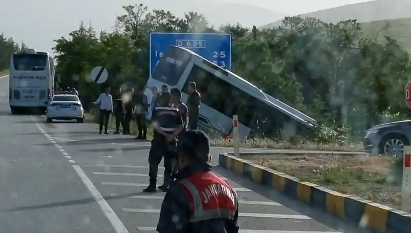 Isparta'da Korkunç Kaza: Tur Otobüsüyle Yolcu Otobüsü Çarpıştı!