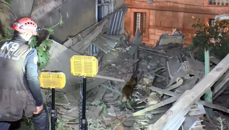 İstanbul'da Depremin Ardından Yaşanan Bina Çökmesi: Detaylar
