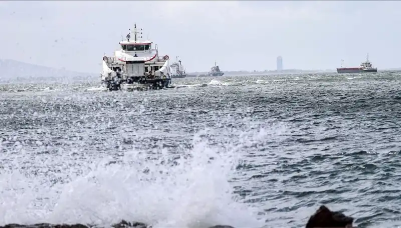 İzmir'de Fırtına Nedeniyle Vapur Seferleri İptal Mi Oldu?