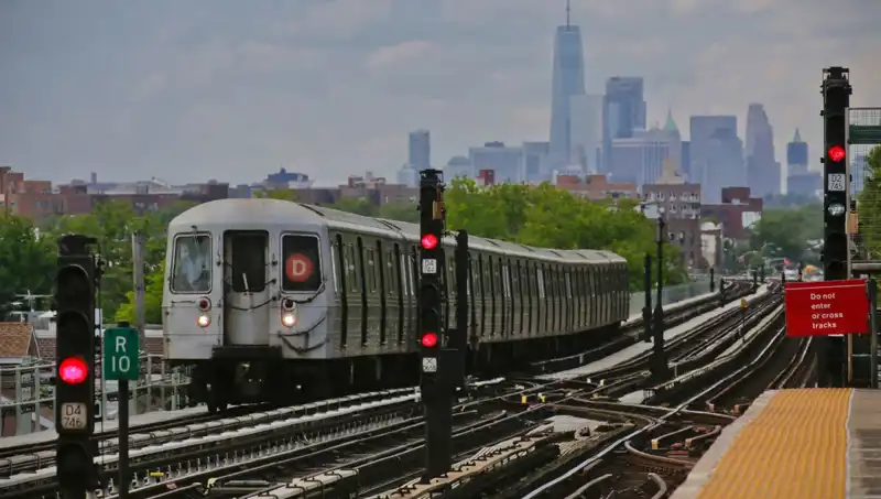 Metro Sörfü: Gençlerin Hayatını Kaybetmesine Neden Olacak Tehlikeli Eğlence