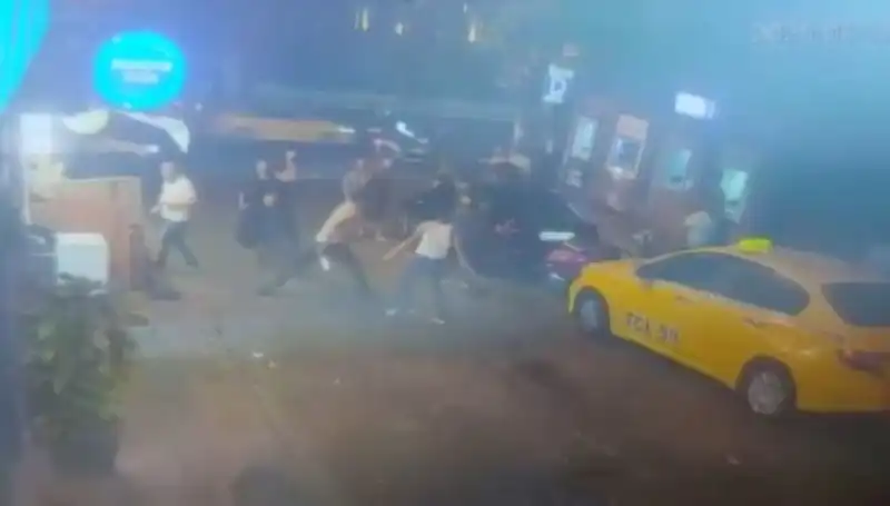 Beyoğlu'nda Gerçekleşen Laf Atma Kavgası Kanlı Bitti