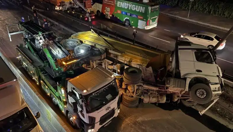 Moloz Yüklü Hafriyat Kamyonu Devrildi: O Anlar Kamerada!