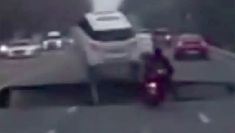 Güney Kore Otoyolunda Dev Çukur, Motosikleti Yuttu! Olay Anı Görüntülendi