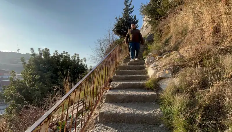 Uçurum Kenarında Hayat: Zorlu Merdivenler ve Sırlarla Dolu Bir Köy