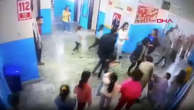 Bayılan Öğrenciyi Müdür Yardımcısı Son Anda Kurtardı