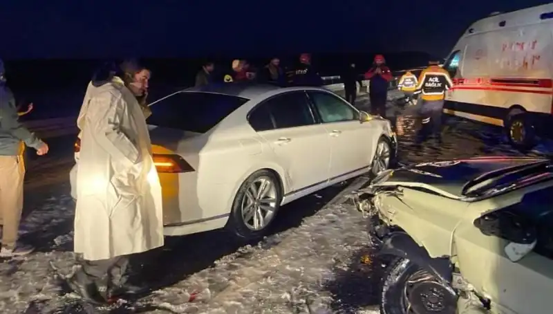 Aksaray'da Zincirleme Trafik Kazası: 15 Kişi Yaralandı, Nedenleri Araştırılıyor