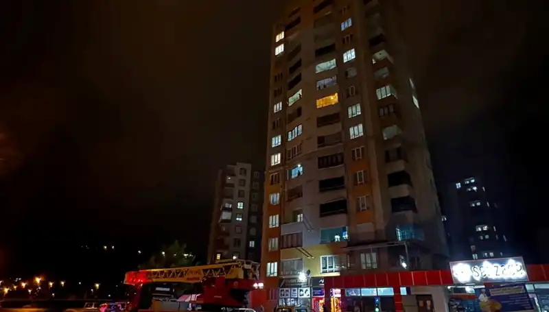 Yıldırım Düşmesi Apartmanın Çatısını Parçaladı: Olayın Şaşırtıcı Boyutları