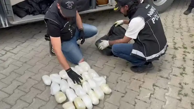 Yolcunun Valizinden 13 Kilo Metamfetamin Çıktı: Kaçakçılık Operasyonu Gündemde