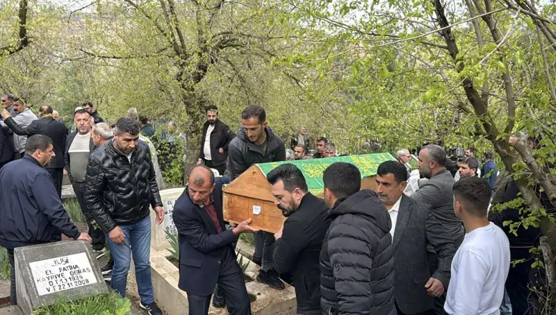 Karabük'te Feci Trafik Kazasında Hayatını Kaybeden Dört Kişi Diyarbakır'da Toprağa Verildi