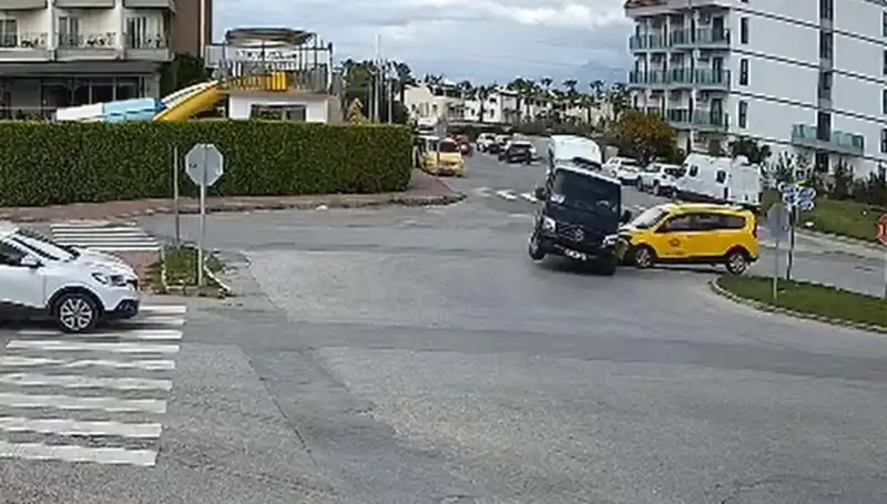 Kavşakta Feci Kaza: Minibüs ile Ticari Taksi Çarpıştı, Yaralılar Hastaneye Kaldırıldı