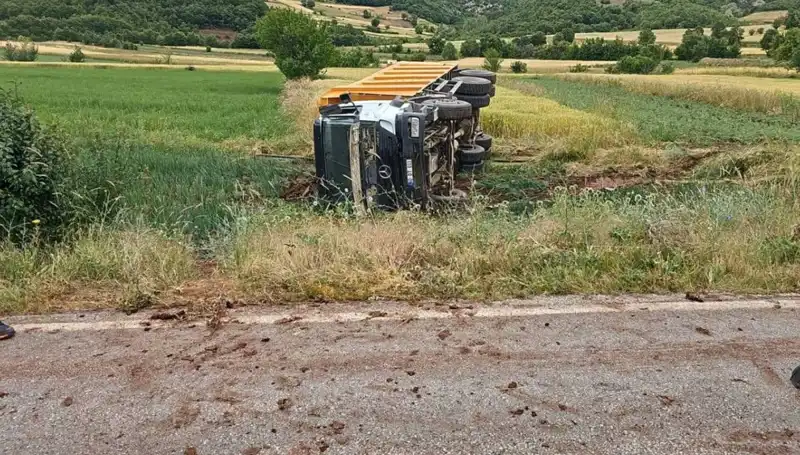 Tokat’ta Devrilen Kamyonun Şoförü Hayatını Kaybetti: Feci Kaza Detayları