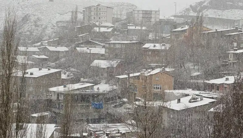 Hakkari'de Nisan Karı: Baharda Beyaz Bir Sürpriz!