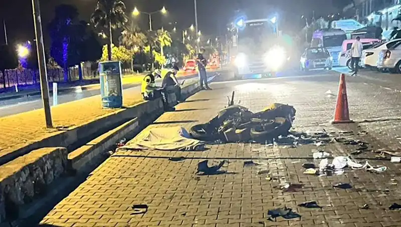 Alanya'da Trafik Kazası: Motosikletle Araç Çarpıştı, Yaralılar Hastaneye Kaldırıldı