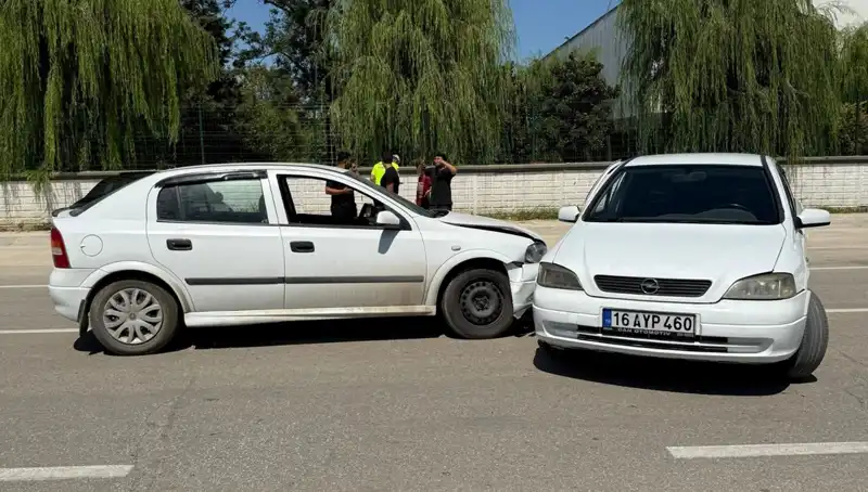 İki Otomobil Çarpıştı: İstanbul’da Feci Kaza, İki Kişi Yaralı