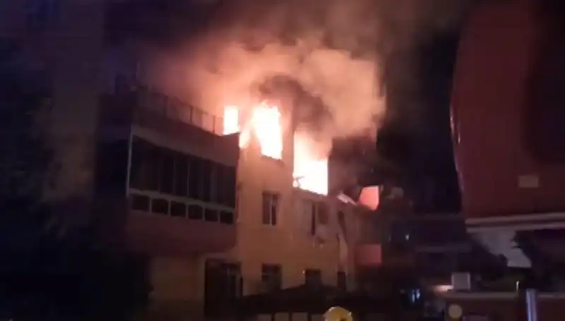 Konya'da Dört Katlı Binada Doğalgaz Patlaması: 12 Yaralı Alev Alev Yükseldi
