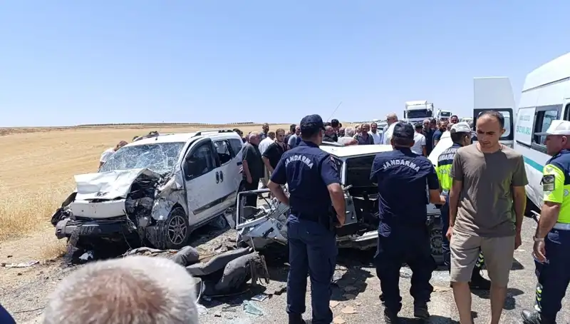 Otomobil ve Hafif Ticari Araç Çarpıştı: 4 Hayatını Kaybetti, 1 Kişi Yaralı