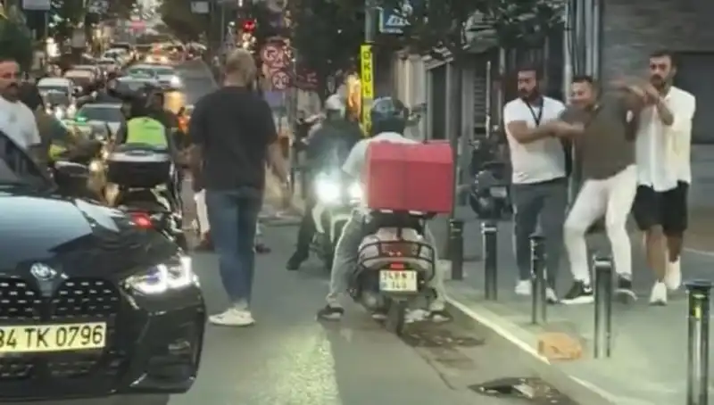 Nişantaşı'nda Flaş Kavga: Yol Verme İnsanı Sopayla Saldırdı!