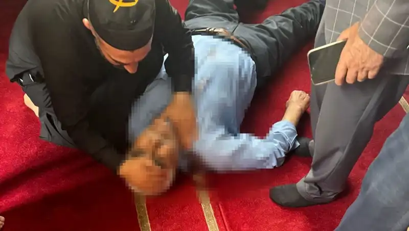 Camide Namaz Kılarken Kanlı Olay: Bıçaklı Saldırı Şoku!