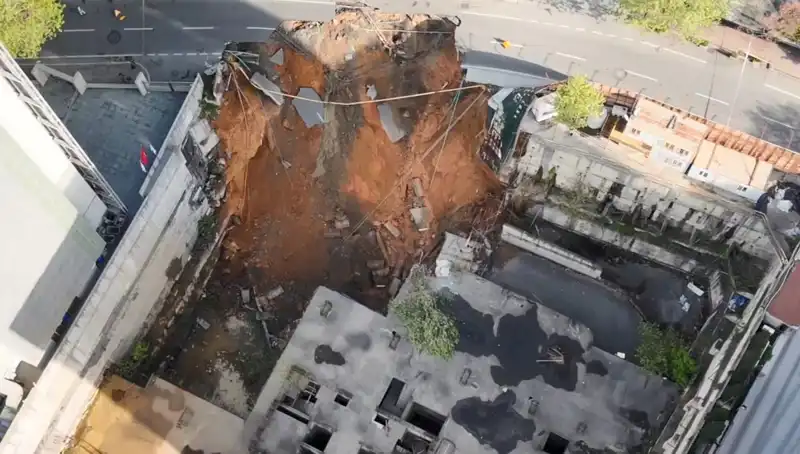 Sarıyer’de Yol Çökmesi: Cadde Trafiğe Kapandı, Ekipler Çalışmalara Başladı