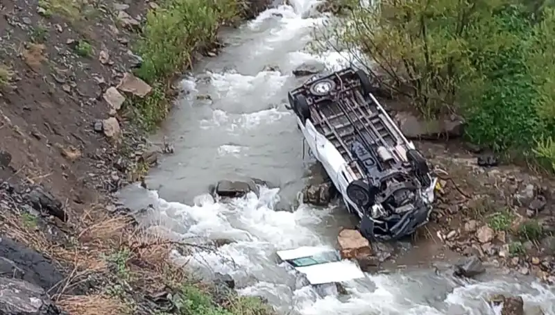 Hakkari'de Minibüs Devrildi: Derede Can Pazarı, İki Kişi Hayatını Kaybetti