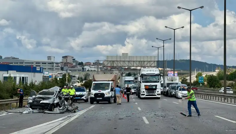 Otoyolda Faciaya Ramak Kala: Üç Kişi Araçta Sıkıştı