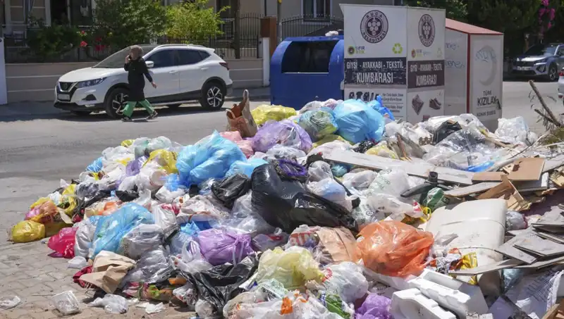 İzmir’de Çöp Yığınları Artıyor: Şehirde Temizlik Krizi Kapıda!